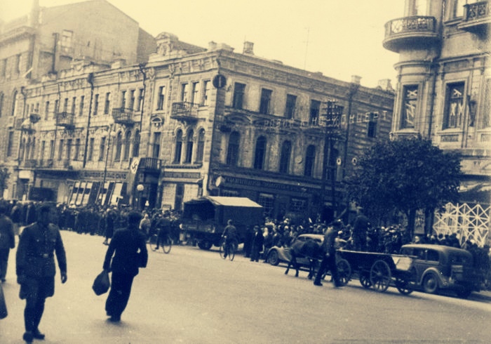 Кияни на вулиці Прорізній спостерігають за нацистами (1941 рік)