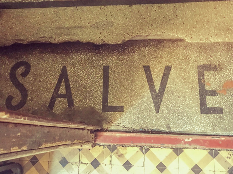 "Salve" - загадковий напис над аркою перед входом
