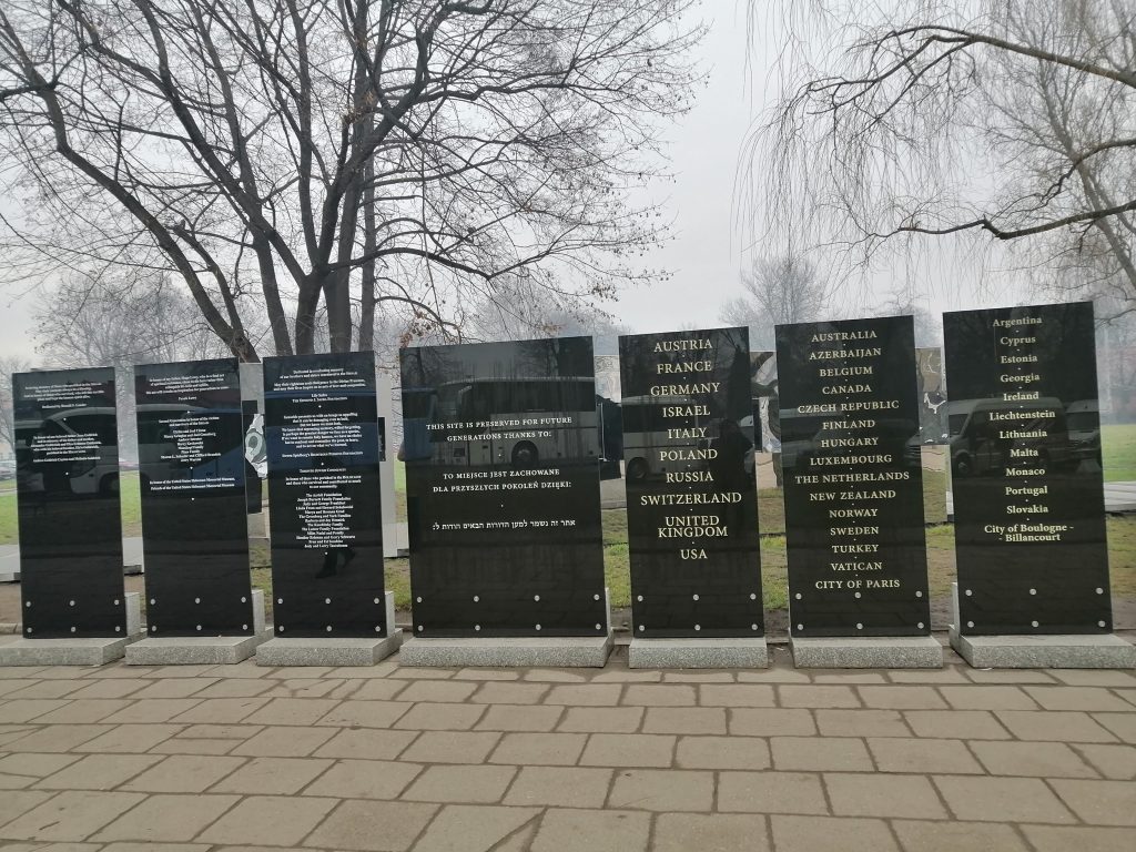 Мемориальные таблички у входа на территорию бывшего концлагеря.