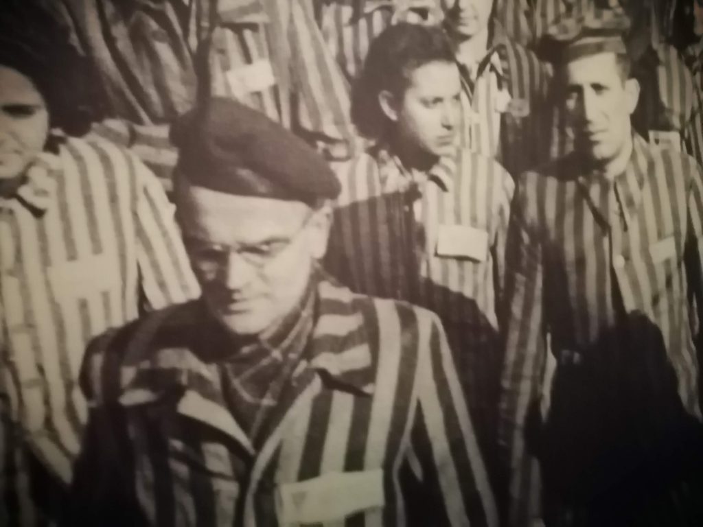 Заключенные евреи в полосатой одежде. Они надеялись выжить.