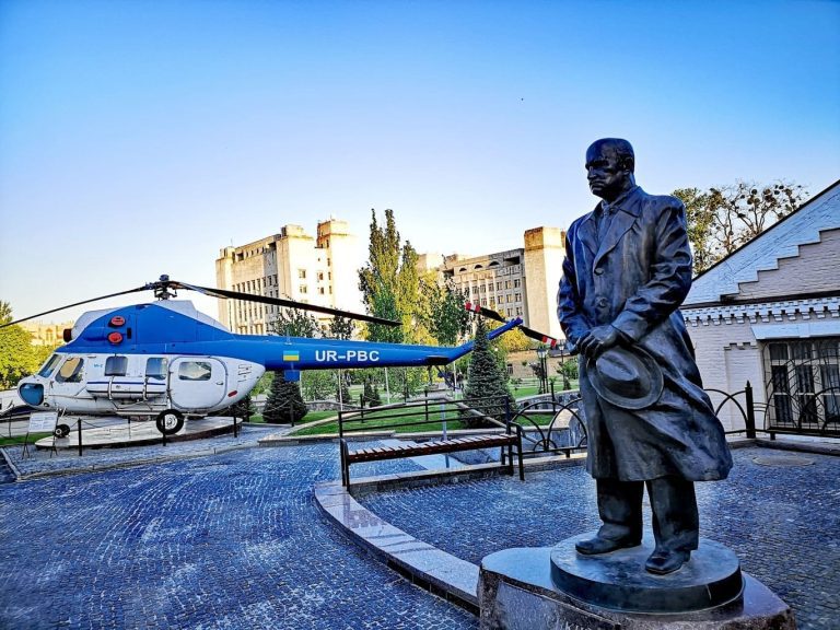 Територія КПІ. Пам'ятник Ігорю сікорському та гвинтокрил МІ-2.