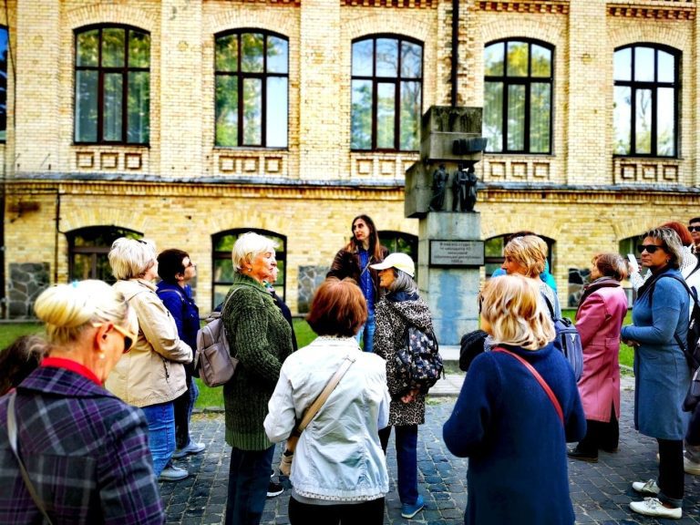 Екскурсійна група біля пам'ятного знаку, який нагадує про шулявську республіку, яка впродовж довгого часу існувала на цій території в 1905 році