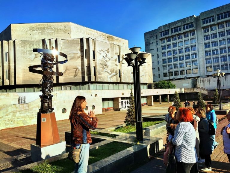 Юрій Чабан проводить екскурсію на території КПІ. Екскурсійна група знаходиться біля центру культури та мистецтв.
