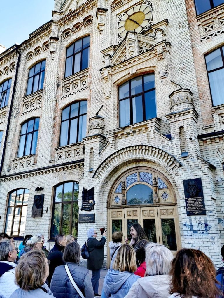 Стопкадр з екскурсії Юрія Чабана "Неймовірні історії КПІ".