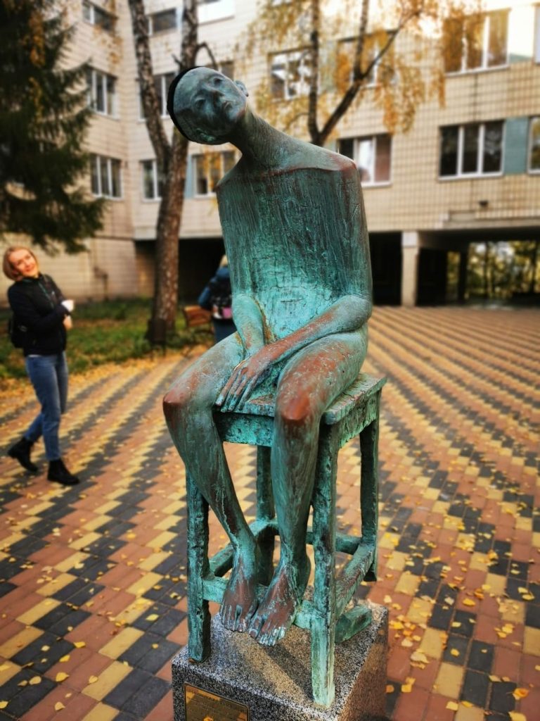 "Скульптура в пошуках рівноваги" на території психіатричної лікарні в Києві. Скульптор: Богдан Козаченко. Скульптура створена в 2023 році Автор