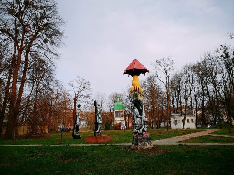 Сртоб'єкти (скульптури) Володимира Гапоненка на фоні дзвіниці кирилівської церкви в Києві. скульптури знаходяться на території лікарні імені Павлова.